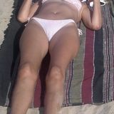девушки загорают на пляже © www.welcometoanapa.ru