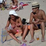 девушки загорают на пляже © www.welcometoanapa.ru