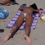 девушки загорают на пляже © www.welcometoanapa.ru